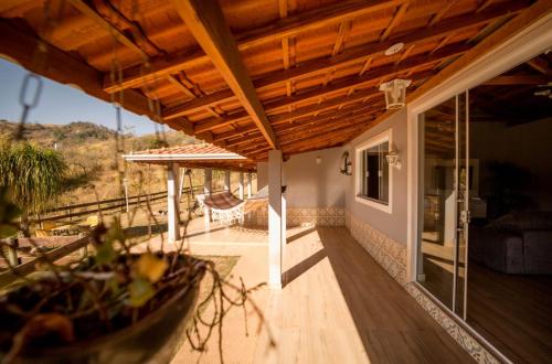 Casa de campo com piscina cascata artificial