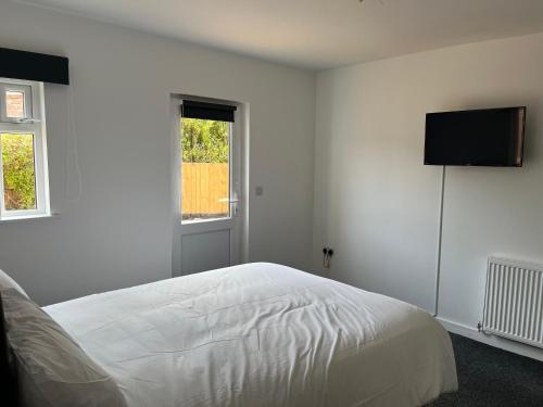 House - Sleeps 14 onsite parking & pets allowed in Alderney