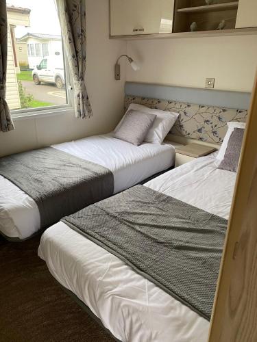 Heron 41, Scratby - California Cliffs, Parkdean, sleeps 6, pet friendly, bed linen and towels included - close to the beach