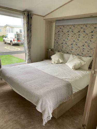 Heron 41, Scratby - California Cliffs, Parkdean, sleeps 6, pet friendly, bed linen and towels included - close to the beach