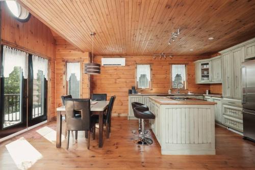 Chalet Bonheur -Rustique- Pet friendly in Nominingue (QC)