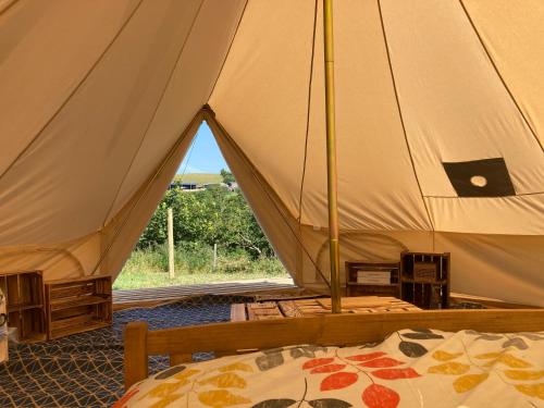 Roaches Retreat Eco Glampsite - Wallaby Way Bell Tent - Hotel - Leek