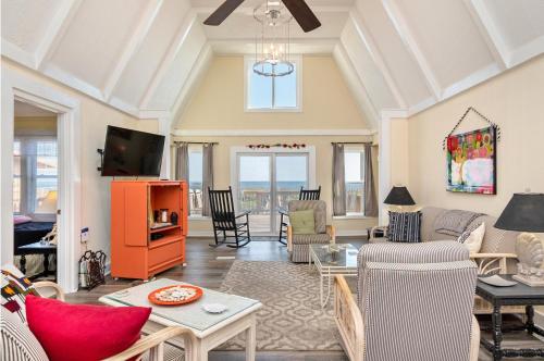 Lukes Hideaway by Oak Island Accommodations