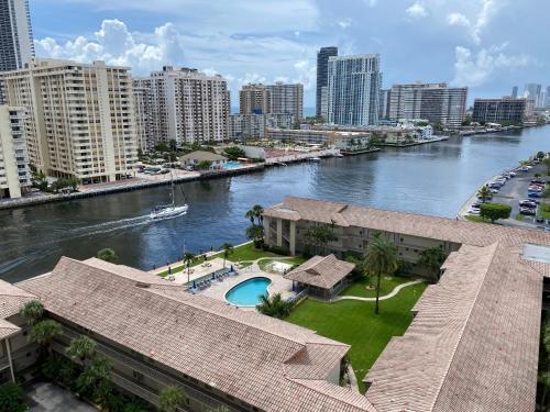 Studio apartment with an incredible view- 14 in Hallandale Beach, USA