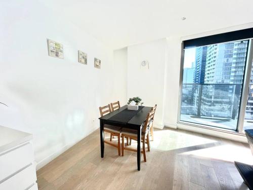 1 Bedroom Modern Apartment Near Crown and CBD