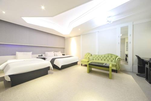 1 double bed, 1 twin bed