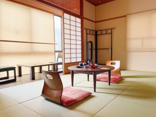 room detail thumbnail 1