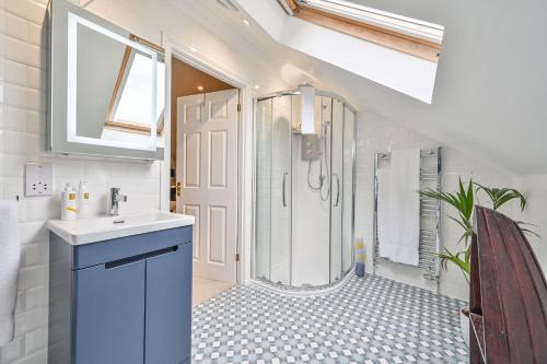 Lisburne Place - Luxury Three Bedroom Town House - image 4