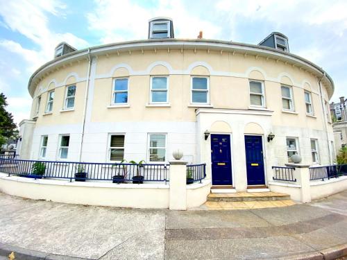Lisburne Place - Luxury Three Bedroom Town House - image 2