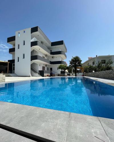 2 bedrooms, 3 beds