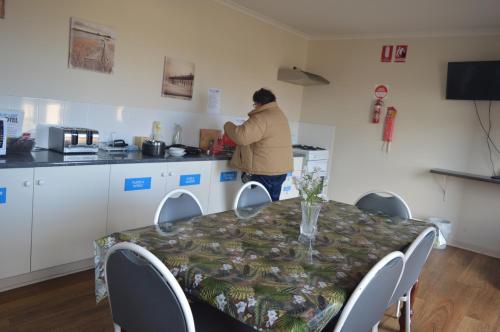 مطبخ, موتيل بلو ليك (Blue Lake Motel) in ماونت جامبير