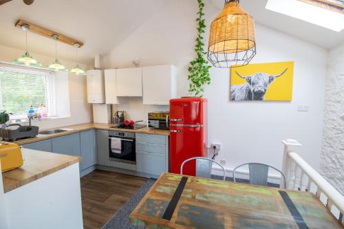 ห้องครัว, Cozy, Chic, Dairy Cottage near to Beach & Shops- Parking in บับบาคอมบ์