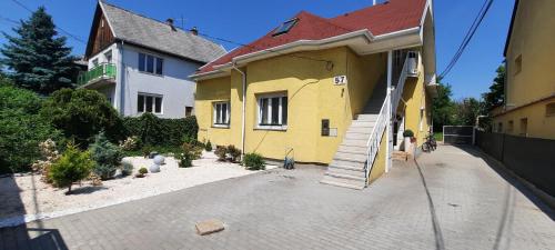 . Hi-Bp Garden city Batsanyi Apartment 3 Rooms, Apartment upstairs near the city train with FREE PARKING