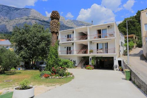  Apartments with a parking space Tucepi, Makarska - 2676, Pension in Tučepi bei Donje Rašćane