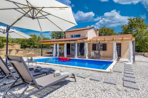 Holiday House Krase with Private Pool - Location saisonnière - Smoljanci