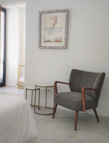 Double Room with Balcony image 9