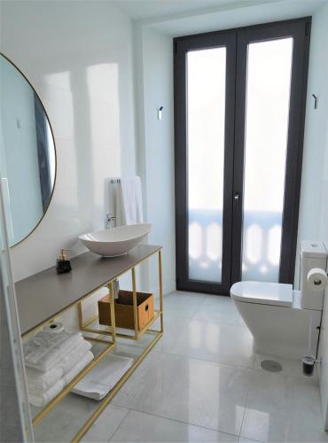 Double Room with Balcony image 2