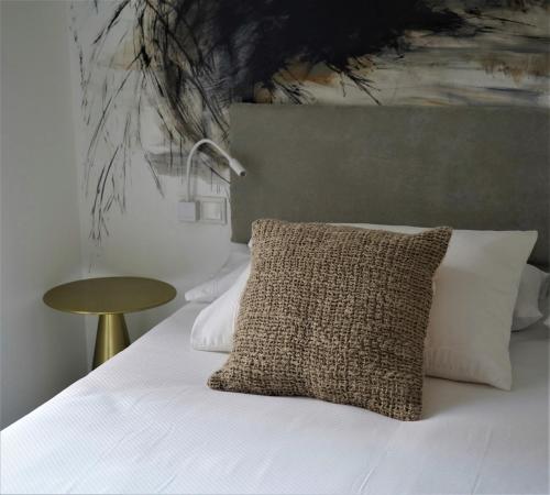 Double Room with Balcony image 4