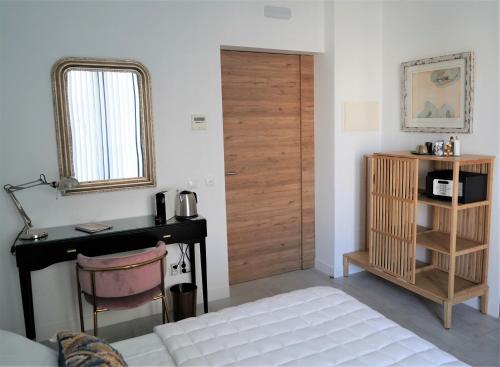 Double Room with Balcony image 8