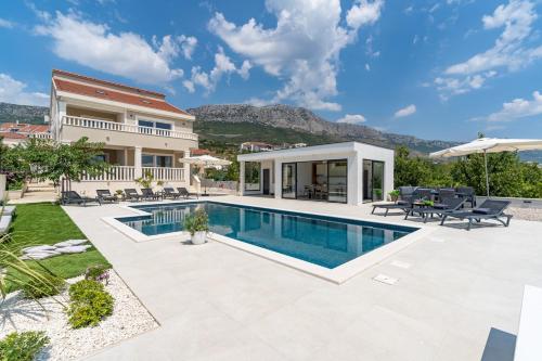 Villa Marisa with 51sqm pool, 5 bedrooms, gym – khách sạn tại Kastel Kambelovac