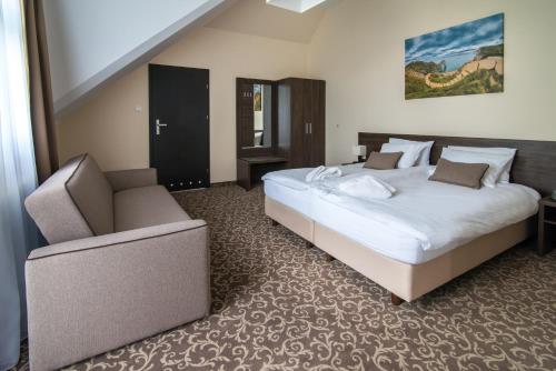 1 queen bed, 1 sofa bed