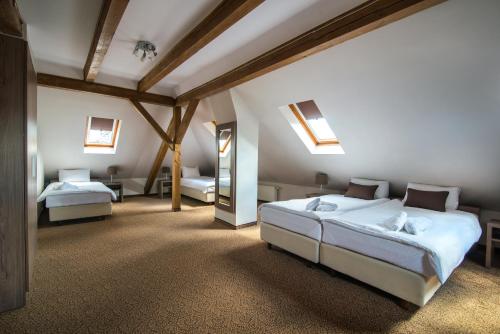 1 queen bed, 2 twin beds, 1 sofa bed