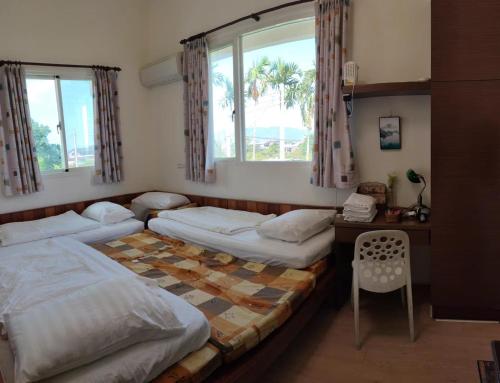 3 twin beds