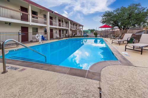 Swimming pool, Red Roof Inn Houston East - I-10 in Cloverleaf