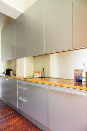 Large Studio with Kitchenette and Sofa Bed image 8