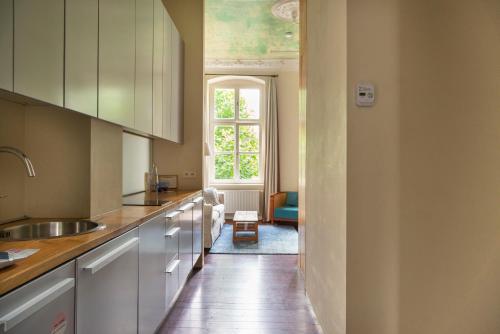 Large Studio with Kitchenette and Sofa Bed image 3