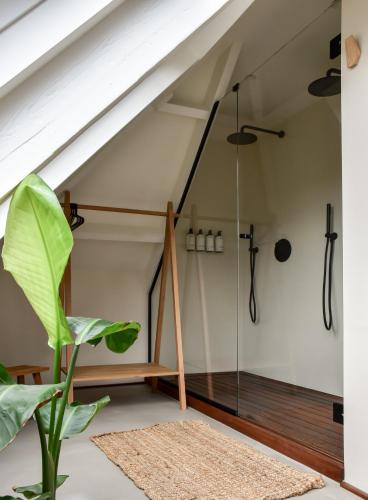 Ντους, Van Heeckeren Apartments & Suites Nes in Άμελαντ