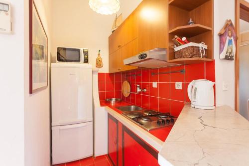 Apartments and rooms with WiFi Makarska - 11063 - image 9