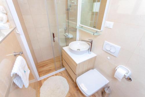 Apartments and rooms with WiFi Makarska - 11063 - image 10