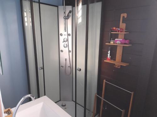 Ducha, Lodgentomo in Matoury