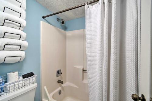 Waterfront Gulf Shores Condo with Patio Pier and Pool - image 13