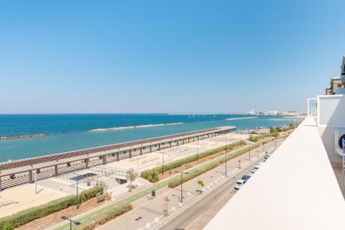 GuestHost - Waterfront Apartment with seaview balcony