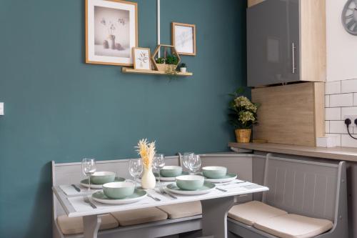 Coningsby House - Air Host & Stay - 6BR, Sleeps 14, Liverpool (photo 8)