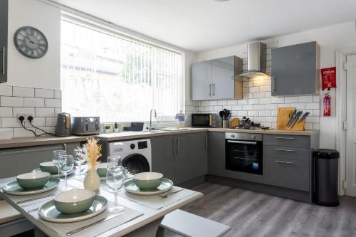 Coningsby House - Air Host & Stay - 6BR, Sleeps 14, Liverpool (photo 6)