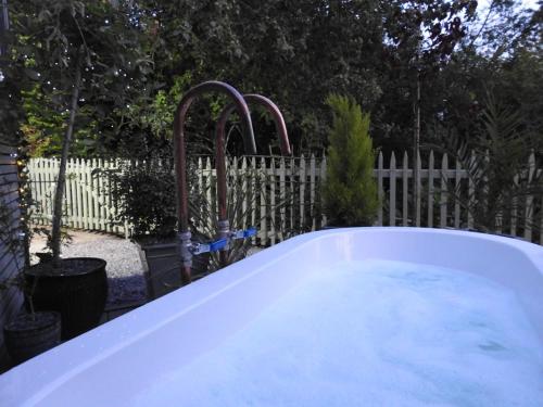 Cosy country cottage with outdoor bathing in Pentre Halkyn
