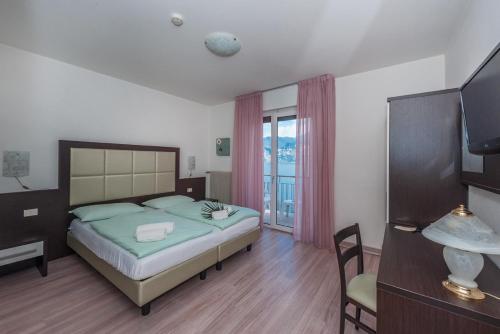 1 queen bed