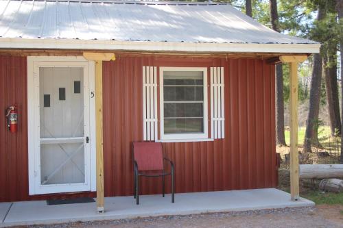 Two Rivers Motel and Cabins of Kenton, MI - 출입구