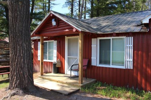 Two Rivers Motel and Cabins of Kenton, MI - 출입구