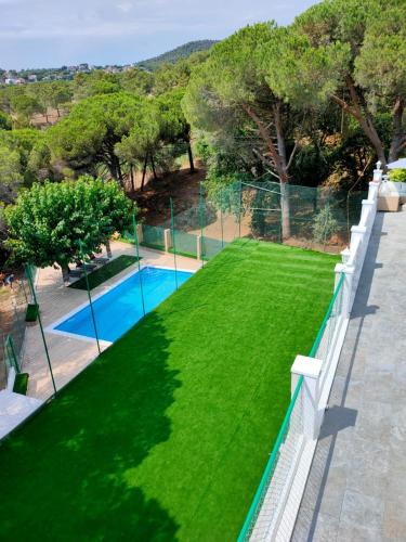 Maravillosa casa con piscina grande y bosque