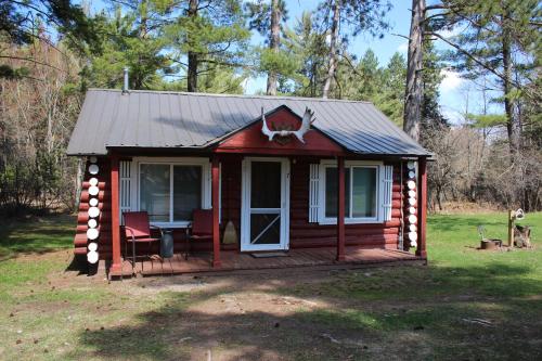 Two Rivers Motel and Cabins of Kenton, MI - 숙소 외관