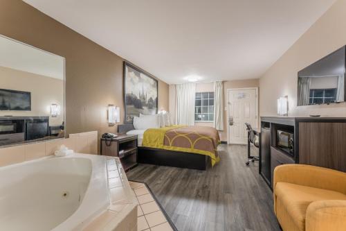 อ่างแช่น้ำร้อน, ซูเปอร์ 8 บาย วินด์แฮม เลคชาร์ลส์ นอร์ทอีสต์ (Super 8 By Wyndham Lake Charles Northeast) in เลคชาร์ลส์ (LA)