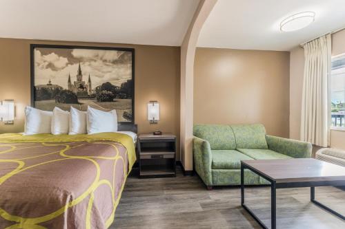 Super 8 by Wyndham Lake Charles Northeast - image 5