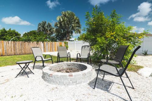 Golfers Paradise 4-hole PUTT-PUTT, Mega Chess with huge backyard, hammock in Jupiter, USA