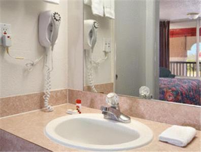 Super 8 by Wyndham Oklahoma Fairgrounds - image 6