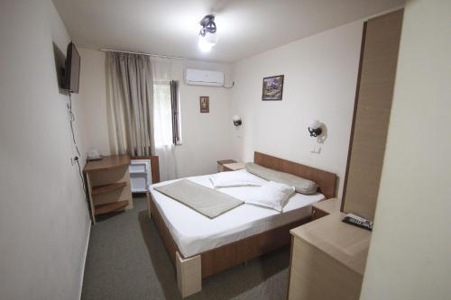 Deluxe Double Room (2 Adults + 1 Child)