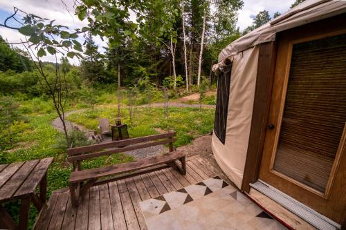 La Lumineuse des yourtes du petit ruisseau in Saint-Paulin